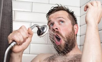 Të shkoi e s’të shkoi zëri, këndo në dush!