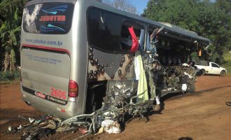 Të paktën 41 të vrarë pas përplasjes së autobusit dhe kamionit në Brazil