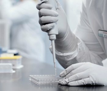 Shefi i Moderna thotë se vaksina anti-COVID nuk do të ndalojë përhapjen e virusit