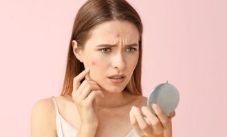 Këto ushqime po shkatërrojnë lëkurën tuaj