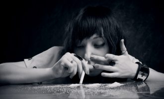 Zhduket një përdoruese e drogës