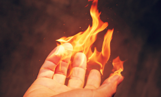 Një shitësi të cigareve ia hedhin zjarrin në duar