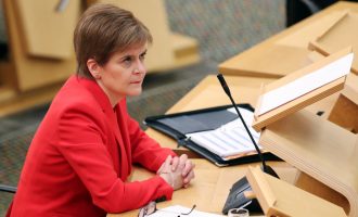 Vendosi rregulla të rrepta COVID-19 por udhëheqësja e Skocisë nuk i respektoi për vete