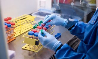 Vaksina australiane ndalohet për shkak të një rezultati të rremë me HIV