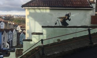 Shtëpia ku Banksy ka bërë muralin e radhës nuk po tërhiqet nga shitja