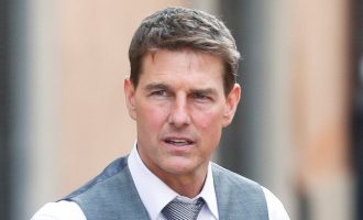Tom Cruise i bërtet dhe kërcënon me përjashtim punëtorët në xhirimet e Mission: Impossible 7 që nuk respektuan rregullat e Covid