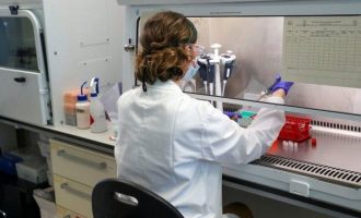 Vaksina Oxford-AstraZeneca aprovohet për përdorim në Angli