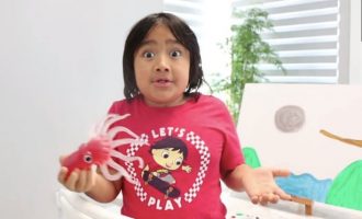 Djaloshi nëntë vjeçar fitoi dhjetëra miliona dollarë vetëm duke shpaketuar lodra