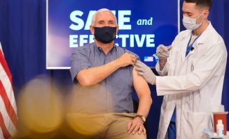 Mike Pence merr vaksinën kundër COVID-19