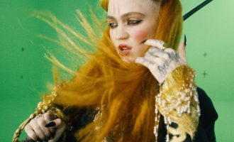 Grimes sjell versionin remix të Miss Anthropocene në ditën e Vitit të Ri