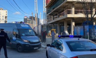 Policia bastisë shtëpinë e të dyshuarit për vrasjen e sotme në Prishtinë