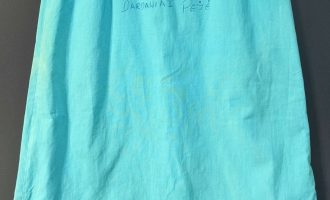 E mbijetuara e dhunës seksuale gjatë luftës lë një shkrim në fustanin që kishte veshur ditën kur u dhunua