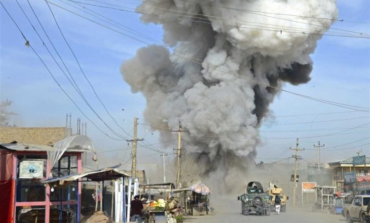Dy policë afganë u vranë ndërsa Kabuli u godit nga shpërthimet e bombave