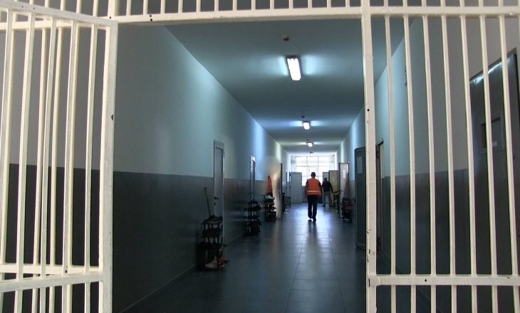 Pastruesi tentoi të fuste drogë në Burgun e Dubravës, suspendohet