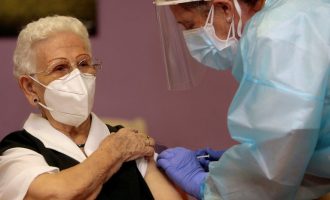 Spanja fillon vaksinimin ndaj COVID-19