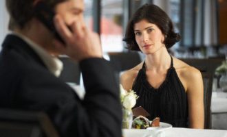 Pse burrat mund ta kenë të vështirë të dëgjojnë gratë?