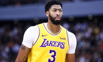 Anthony Davis nënshkruan kontratë të re me kampionët e NBA-së