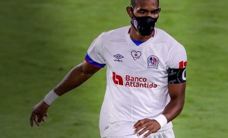 Jerry Bengtson futbollisti i parë që luan ndeshje me maskë kundër COVID-19