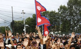 Mijëra persona protestojnë në Nepal kundër kryeministrit që shpërndau Parlamentin