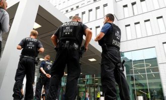 Berlin: Plagosen katër persona me armë zjarri