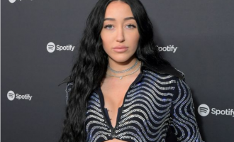 Noah Cyrus kërkon falje pasi përdor një term racist për të mbrojtur Harry Styles