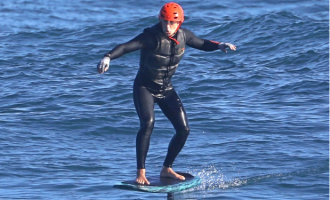 Mark Zuckerberg sfidon valët në Hawai, kësaj here me më pak krem dielli