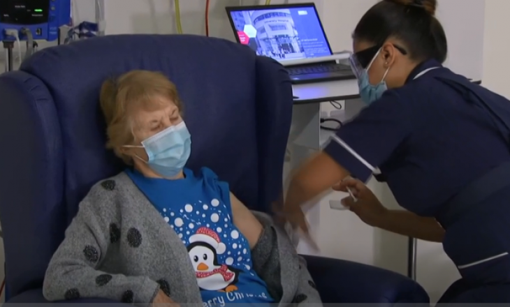 Një grua 90 vjeçare është personi i parë në Angli që merr vaksinën anti Covid