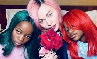 Madonna prezenton vajzat e saj binjake në një sesion të rrallë fotografik