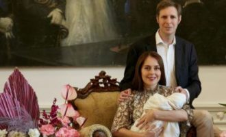 Familja mbretërore shqiptare urojnë Krishtlindjen duke zbuluar portretin e princeshës foshnje