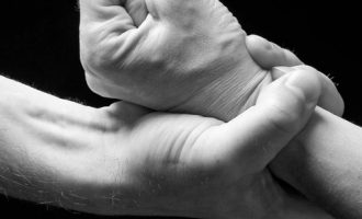 Dëboi nga shtëpia gruan dhe djalin e tij, arrestohet i dyshuari