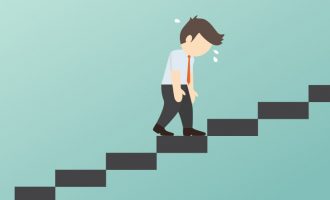 Arsyet pse mbushemi frymë kur ngjisim shkallët – nuk ka të bëjë me kondicionin