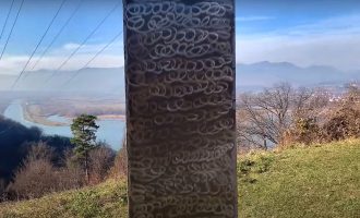 Një tjetër monolit misterioz i ngjajshëm me atë në Utah paraqitet në Romani