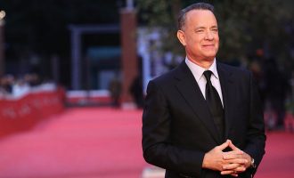 Ishte ndër të parët që u infektua me COVID – Çfarë mendon Tom Hanks për vaksinën?
