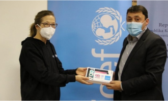 UNICEF-i dhuron 633 tabletë për fëmijët me nevoja të veçanta