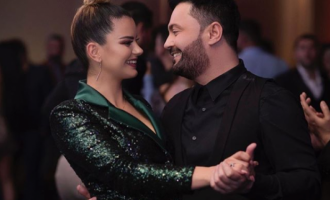 Sinan Hoxha dhe bashkëshortja e tij në pritje të fëmijës së dytë