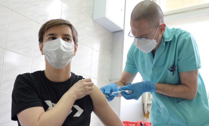 Serbia nis vaksinimin kundër Coronavirusit, Bërnabiq merr dozën e parë