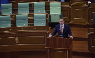 Zemaj: Kurti më i interesuar të ligjërojë për Aristotelin në Greqi sesa për gjendjen në Deçan