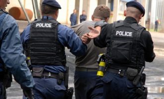 Mashtruan gjermanët përmes “Call Center”, arrestohen tetë persona – konfiskohen vetura, para dhe kompjuterë