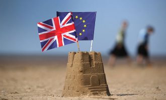 BE-ja kritikon miratimin e “nxituar” të Mbretërisë së Bashkuar ndaj vaksinës së COVID-19