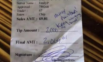 Kamerierja merr dy mijë dollarë bakshish por restoranti nuk pranon t’ia japë