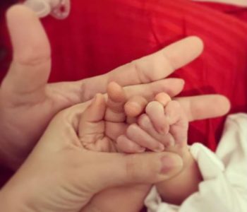 Modelja shqiptare mirëpret në jetë fëmijën e saj të dytë