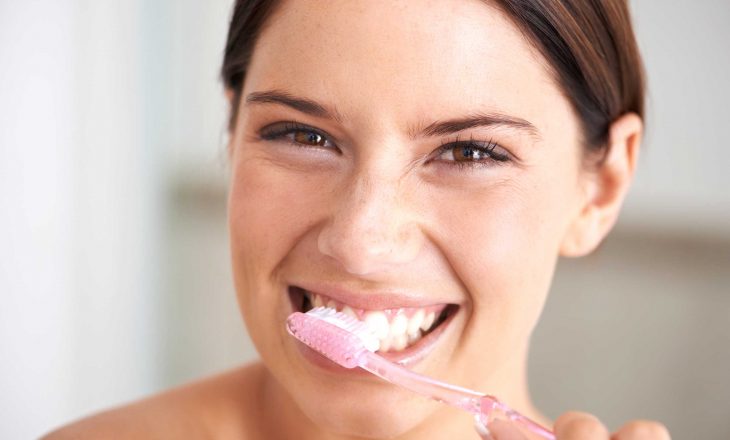 Të pastroni dhëmbët para apo pas mëngjesit? Dentistët zgjidhin përfundimisht debatin