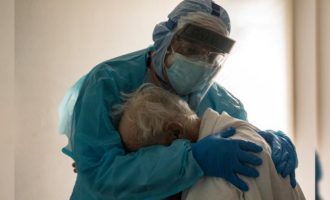 Fotoja bëhet virale: Doktori mbanë në përqafim pacientin me Coronavirus