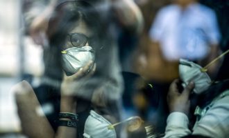 Mbi 1.8 milionë viktima nga COVID-19 në mbarë botën