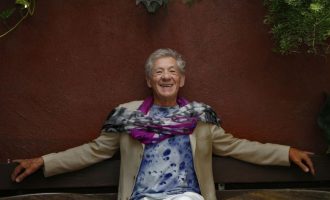 Aktori i famshëm i lumtur për injektimin e dozës së parë të vaksinës anti-COVID