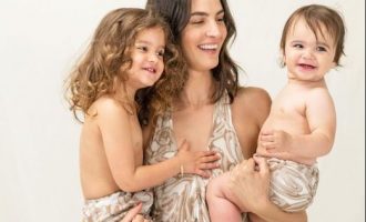 Vajza e Emina Çunmulajt në veshje tradicionale për t’u mësuar miqve traditat shqiptare