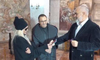 Ana Oxa zyrtarisht një shtetase e Shqipërisë – Edi Rama i dhuron personalisht pasaportën