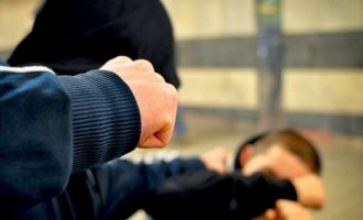 Babai i dehur e rrah djalin e droguar