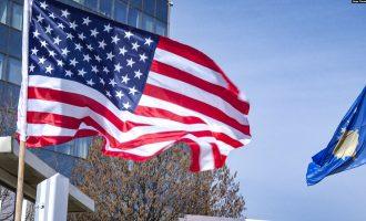 Ambasada Amerikane: Kriminelët e luftës duhet të dalin para drejtësisë, pavarësisht kombësisë