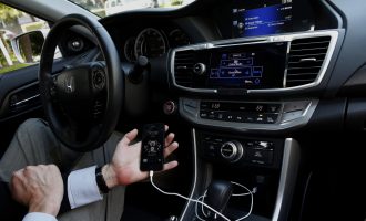 Ja pse kurrë nuk duhet ta karikoni telefonin tuaj në makinë